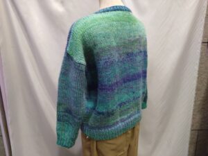 アンゴラゴールドバティックで編むセーターの後ろ